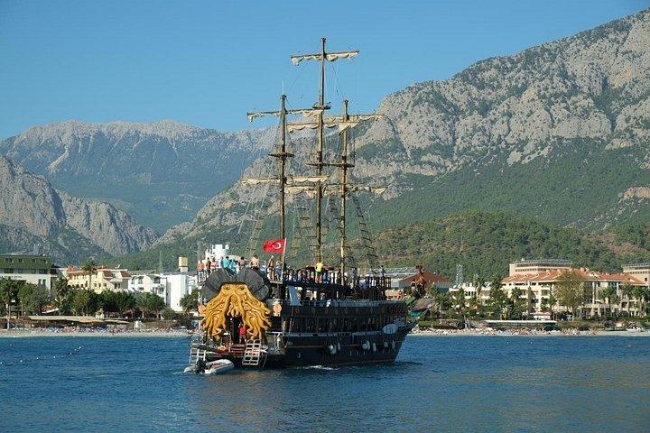 アンタルヤからの無料送迎付きのケメル海賊船旅行