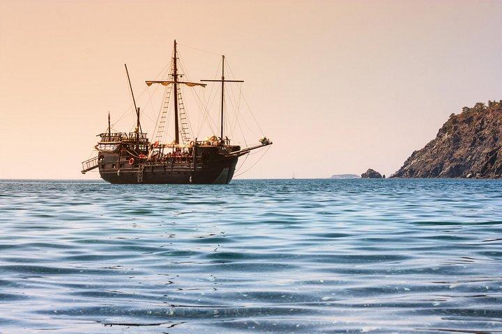 アンタルヤからの無料送迎付きのケメル海賊船旅行