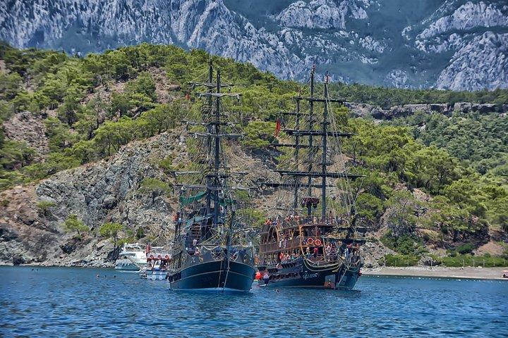 アンタルヤからの無料送迎付きのケメル海賊船旅行