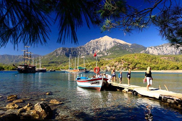 アンタルヤからの無料送迎付きのケメル海賊船旅行