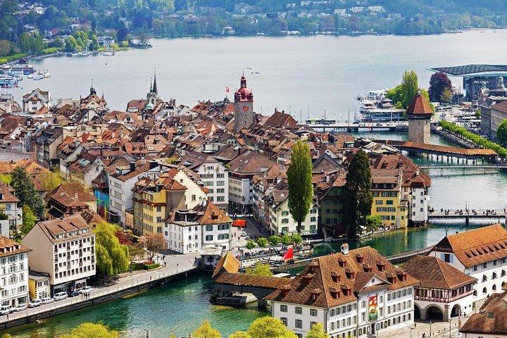 チューリッヒ空港からルツェルンまたはルツェルンからチューリッヒ空港へのプレミアム送迎