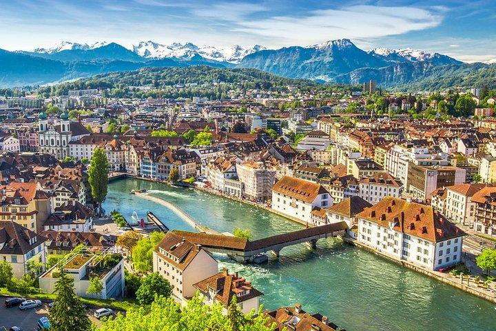チューリッヒ空港からルツェルンまたはルツェルンからチューリッヒ空港へのプレミアム送迎