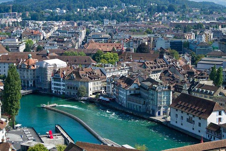 チューリッヒ空港からルツェルンまたはルツェルンからチューリッヒ空港へのプレミアム送迎