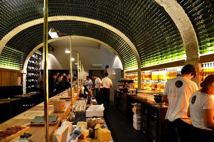 セシンブラビーチでのランチを含むセトゥーバルワイナリープライベートツアー