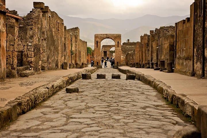 Pompeii Ruins visit for 3 hours (round-trip included)