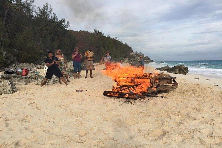 暗くて嵐のカクテルを含むバミューダビーチのたき火