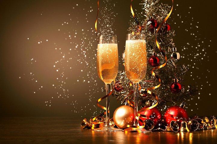 無制限のアルコールと砂漠で新年のお祝い