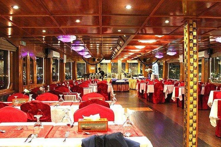 素晴らしい花火を持つマリーナのアラビア湾で新年のお祝い