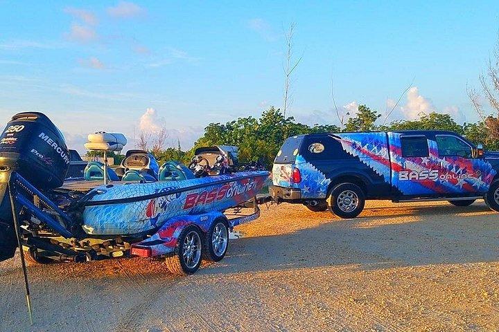 キーラルゴ近郊のプライベートクジャクバスフィッシングチャーター