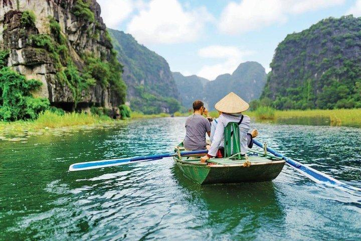 専用車でハノイ市内からニンビン日帰り旅行