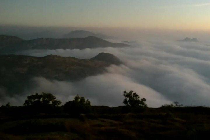 Skandagiri Camping e caminhada no nascer do sol