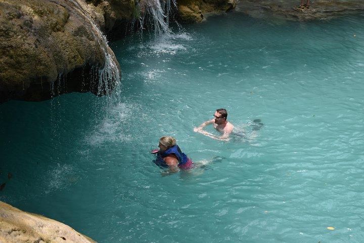 Blue Hole & Secret Falls Day Trip plus shopping fra Runaway Bay