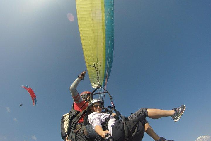 Gleitschirmfliegen bei Pokhara