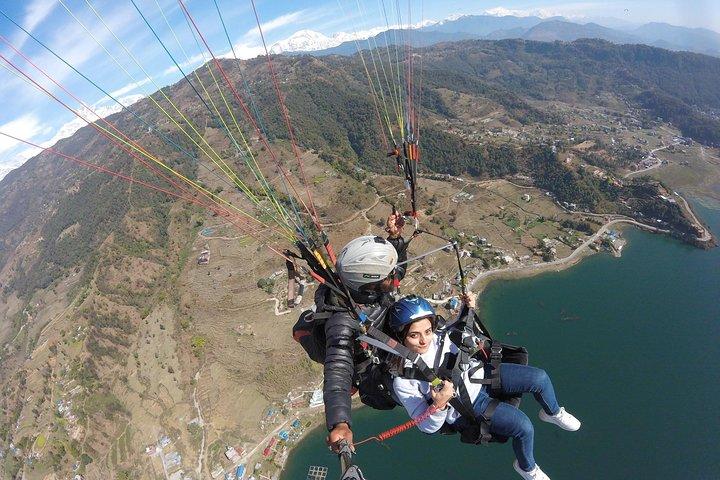 Gleitschirmfliegen bei Pokhara