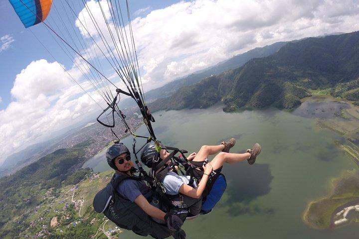 Gleitschirmfliegen bei Pokhara