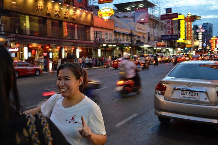 バンコクの味：チャイナタウンで夜の料理を楽しむ小グループ ツアー