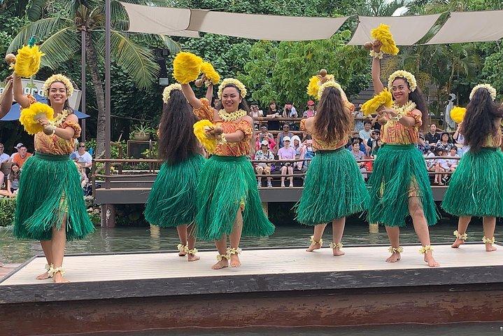 オアフ島：ポリネシア文化センターでの王様のルアウ体験ツアー