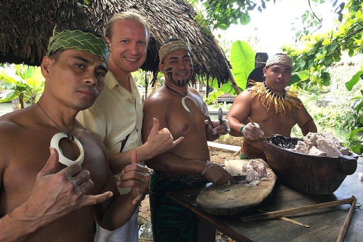 オアフ島：ポリネシア文化センターでの王様のルアウ体験ツアー