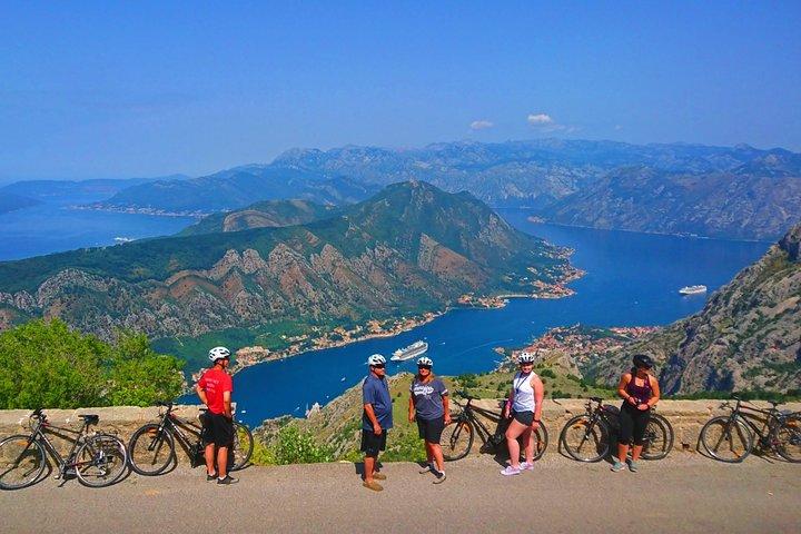 Kabelbil + elektrisk MTB fra Njegos Mausoleum til Kotor Bay