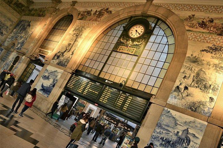 ポルトの市内中心部：路地、眺めと物語の都市ゲーム