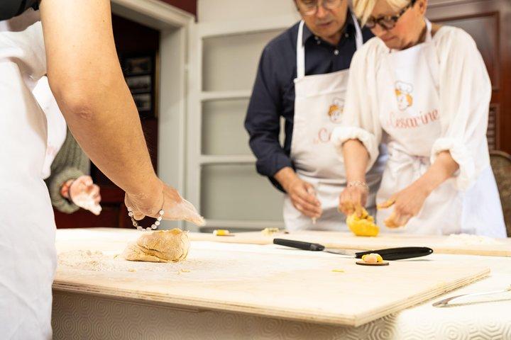 パスタの愛を共有：オストゥーニでの少人数グループのパスタとティラミスのクラス