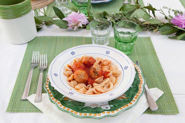 パスタの愛を共有：オストゥーニでの少人数グループのパスタとティラミスのクラス