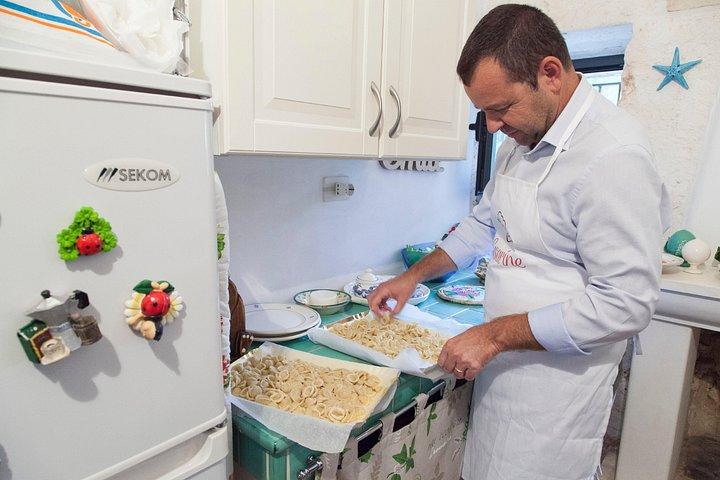 パスタの愛を共有：オストゥーニでの少人数グループのパスタとティラミスのクラス