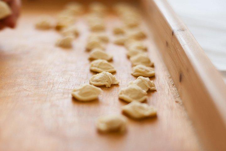 パスタの愛を共有：オストゥーニでの少人数グループのパスタとティラミスのクラス