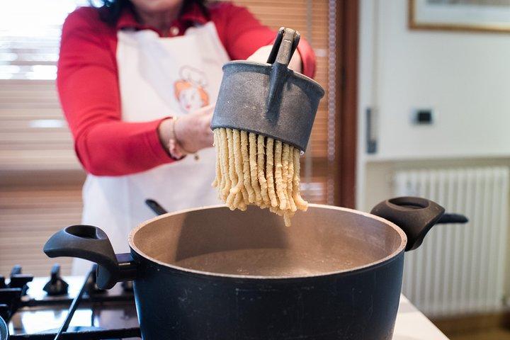 Lille gruppe Pasta og Tiramisu klasse i Rimini af Cesarine