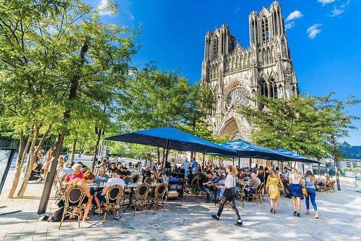 パリのホテルから出発するシャンパーニュ地方のプライベート ツアー