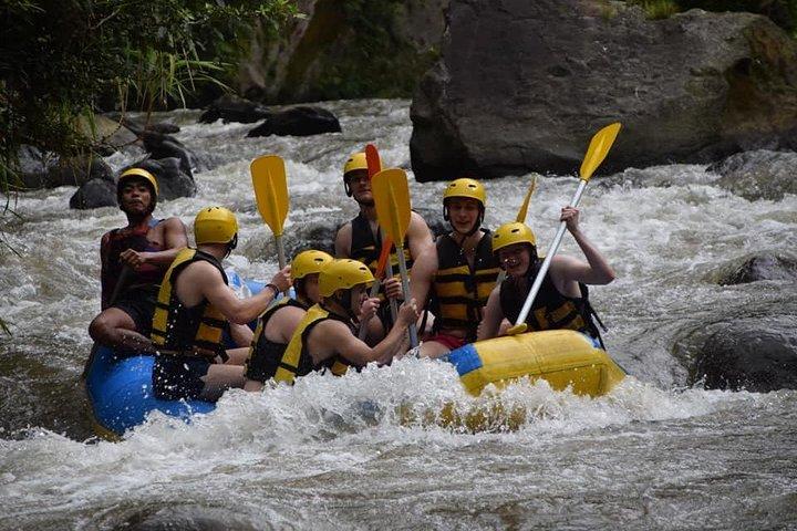 Tour privado Rafting Uluwatu Kecak Dance Sunset y cena en la bahía de Jimbaran