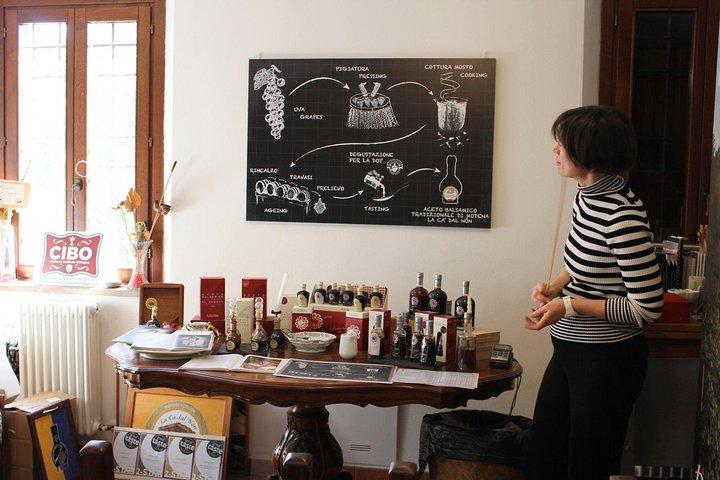 Balsamic Vinegar Tour à Vignola avec Mariangela (Français/Allemand)