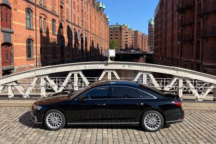 Private sightseeing tour in Hamburg with premium limousines