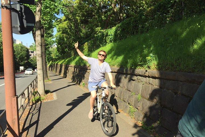 Liten gruppcykeltur i Tokyo