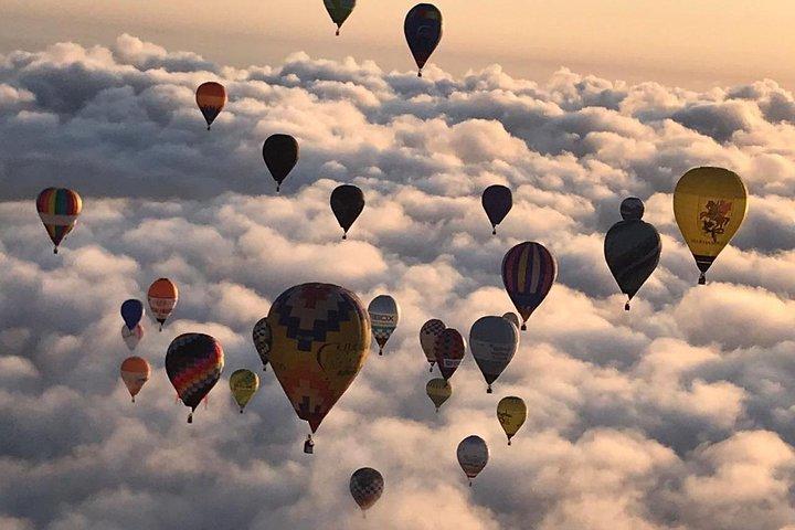 Tour romantico in mongolfiera all'alba a Maiorca