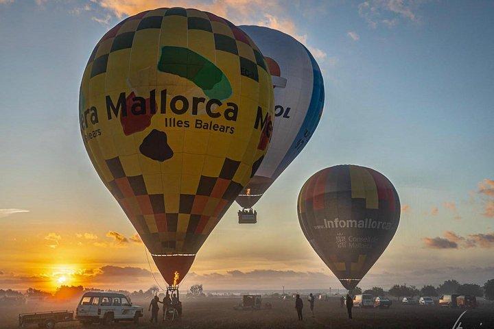 Tour romantico in mongolfiera all'alba a Maiorca