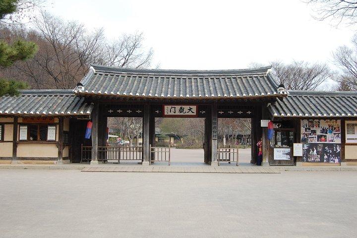 韓国歴史遺産ツアー：景福宮などのソウルの宮殿と村
