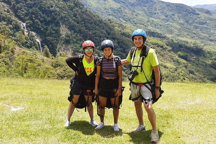 Paragliding über riesige Wasserfälle private Tour (optional Guatape) von Medellin