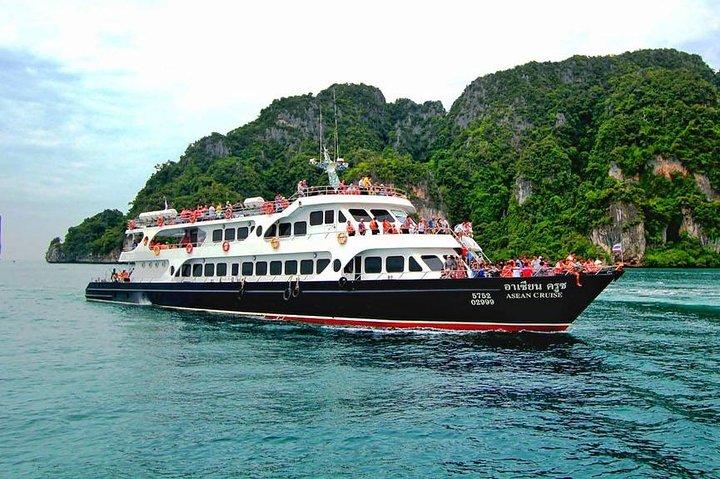 Excursion de plongée en apnée dans les îles Phi Phi avec un grand bateau depuis Phuket
