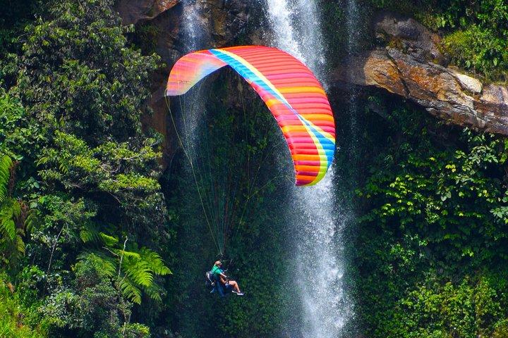 Fun RAFTING + Awesome PARAGLIDING über riesige Wasserfälle von MEDELLIN