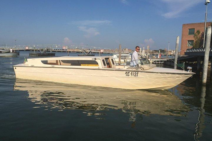 Traslado privado desde / hacia el aeropuerto de Venecia o Piazzale Roma desde / hacia el centro de Venecia
