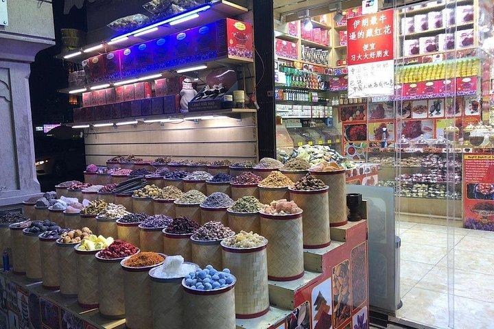 プライベートガイドと地元のストリートスナック付きオールドドバイウォーキングツアー