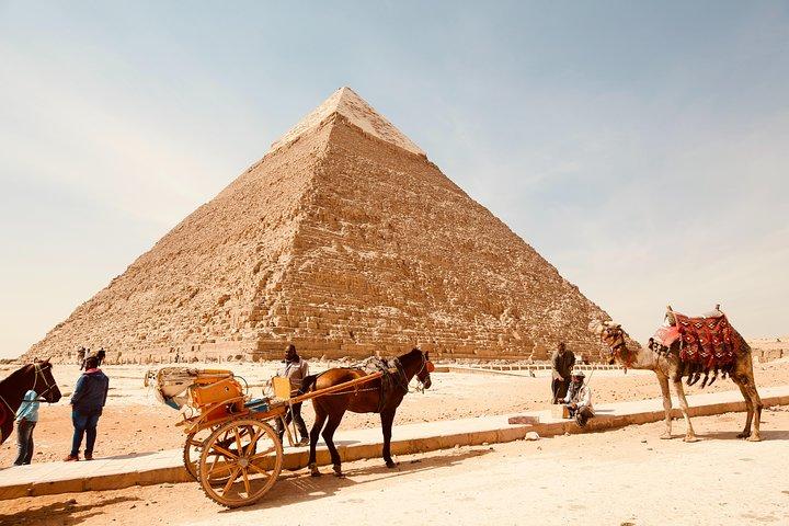 Camel Ride at Giza Pyramids under solnedgang