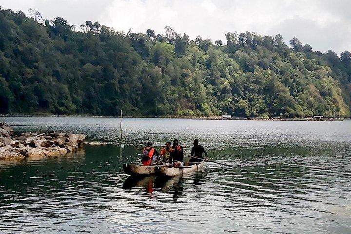 Excursión de trekking por la selva y piragüismo en los lagos gemelos de Bali desde Ubud
