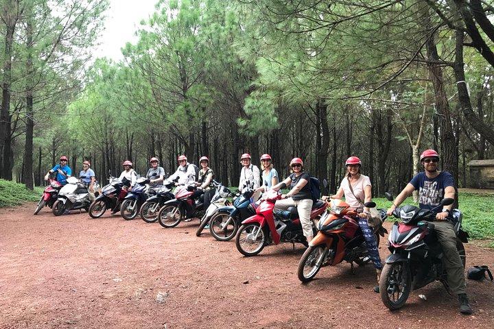 仏教僧院でのバイクツアーとベジタリアンランチ