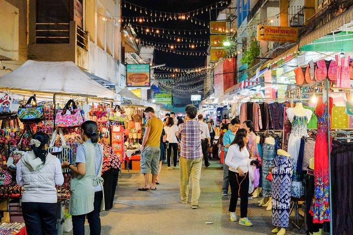Excursão noturna em Chiang Rai por TUK TUK