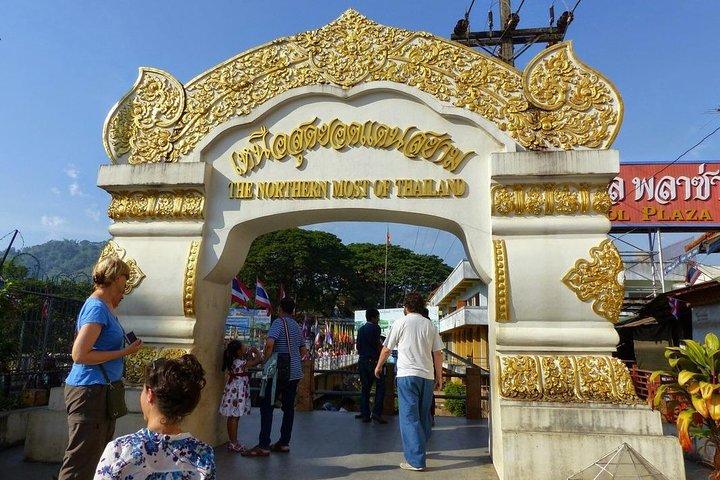 ゴールデントライアングルとロイヤルヴィラを備えたチェンライからの古代都市ツアー