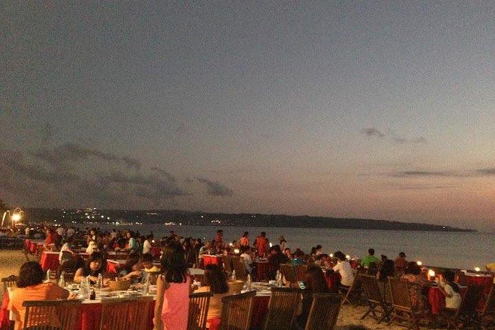 ウルワツの夕日ツアーとジンバランビーチでのディナー付きケチャックダンスショー