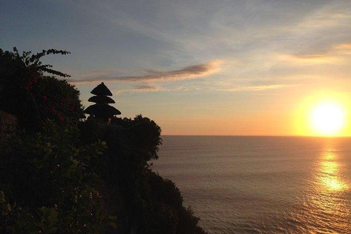 ウルワツの夕日ツアーとジンバランビーチでのディナー付きケチャックダンスショー
