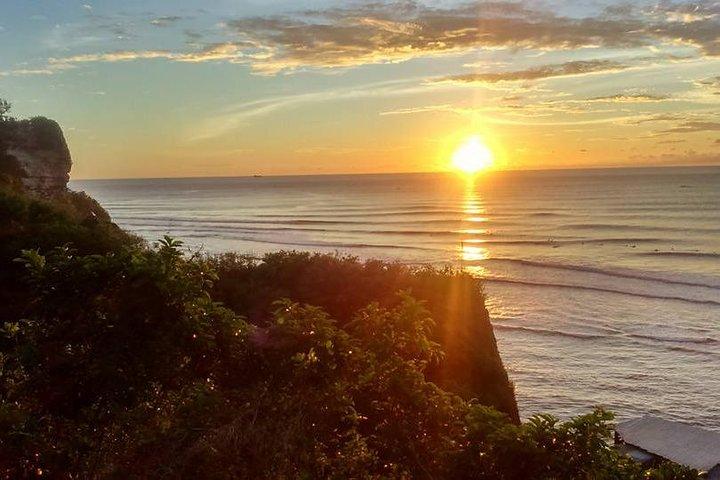 ウルワツの夕日ツアーとジンバランビーチでのディナー付きケチャックダンスショー